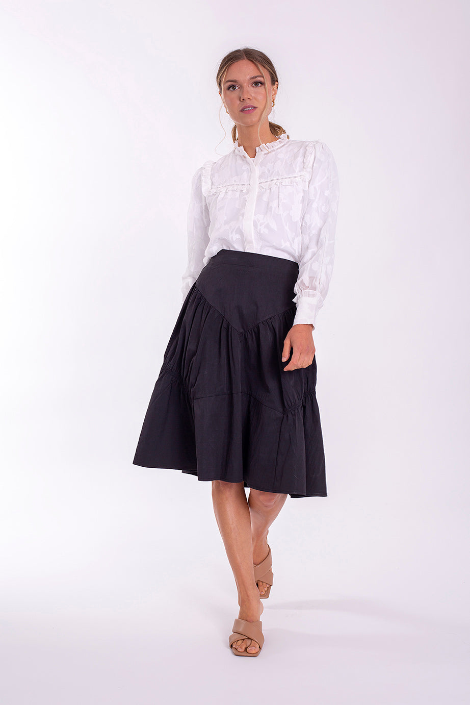 Static Black V-Detail Tiered ST751B