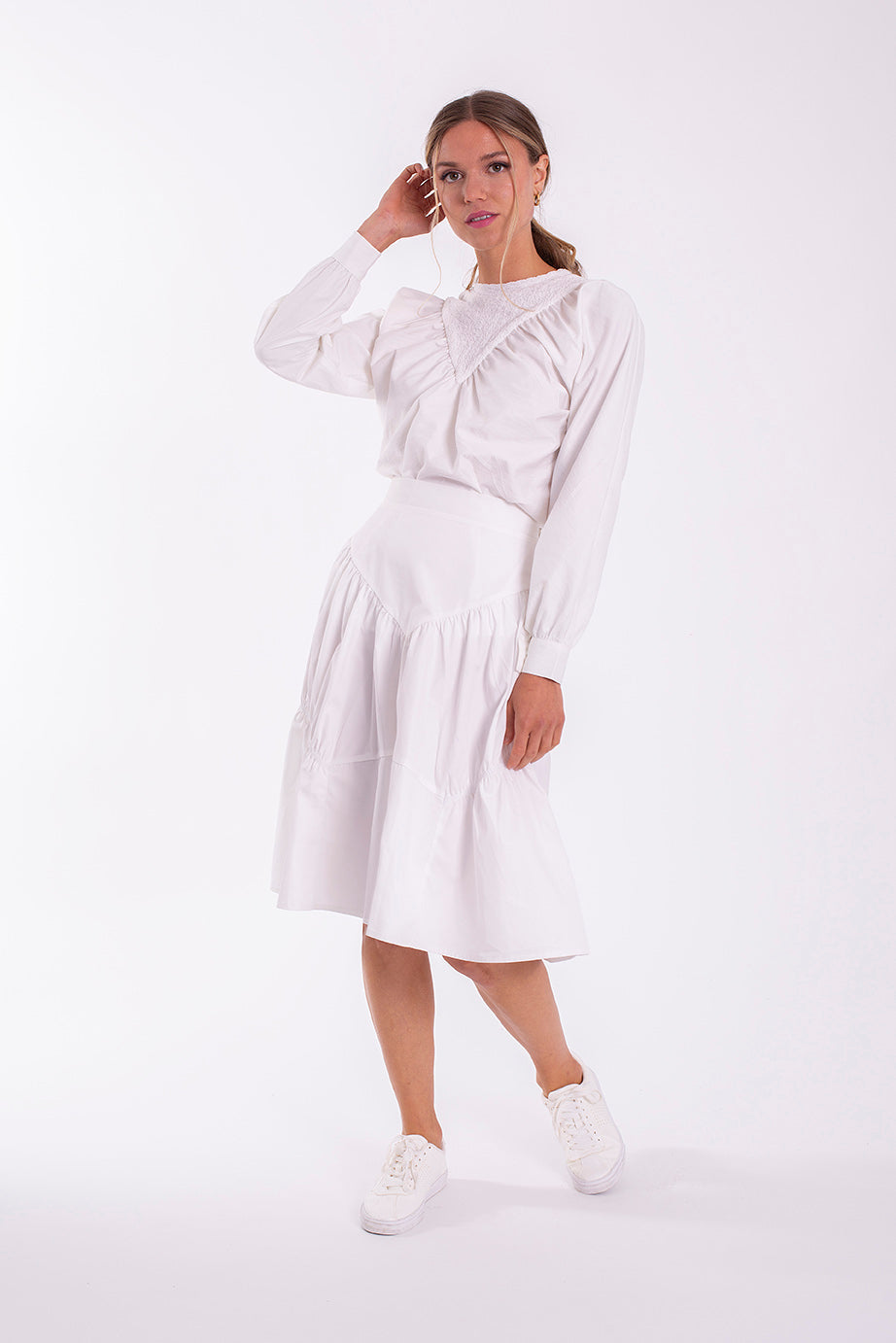 Static White V-Detail Tiered ST751W