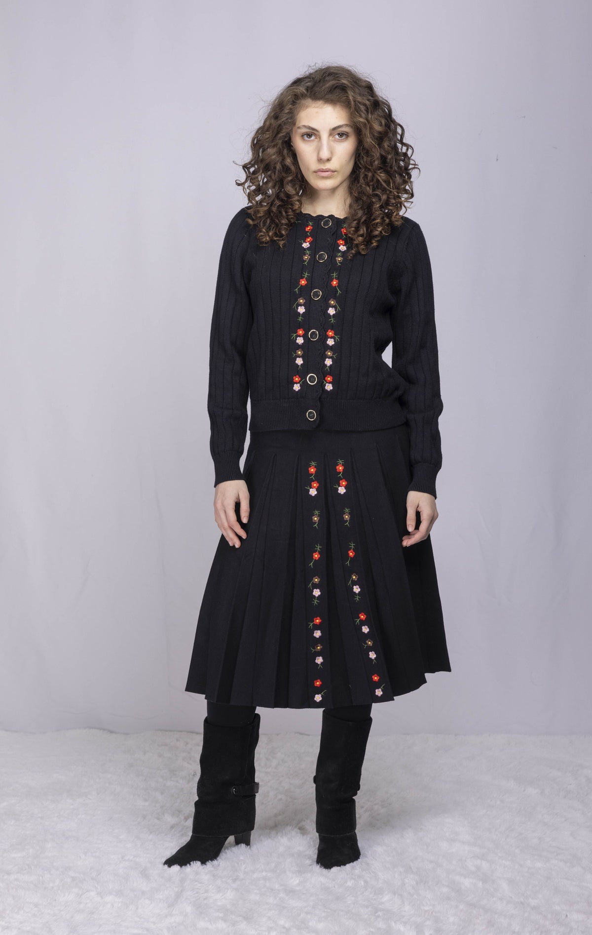 Ivee Black Pink Wide Ribbed Top with Embroidered Flowers 26754